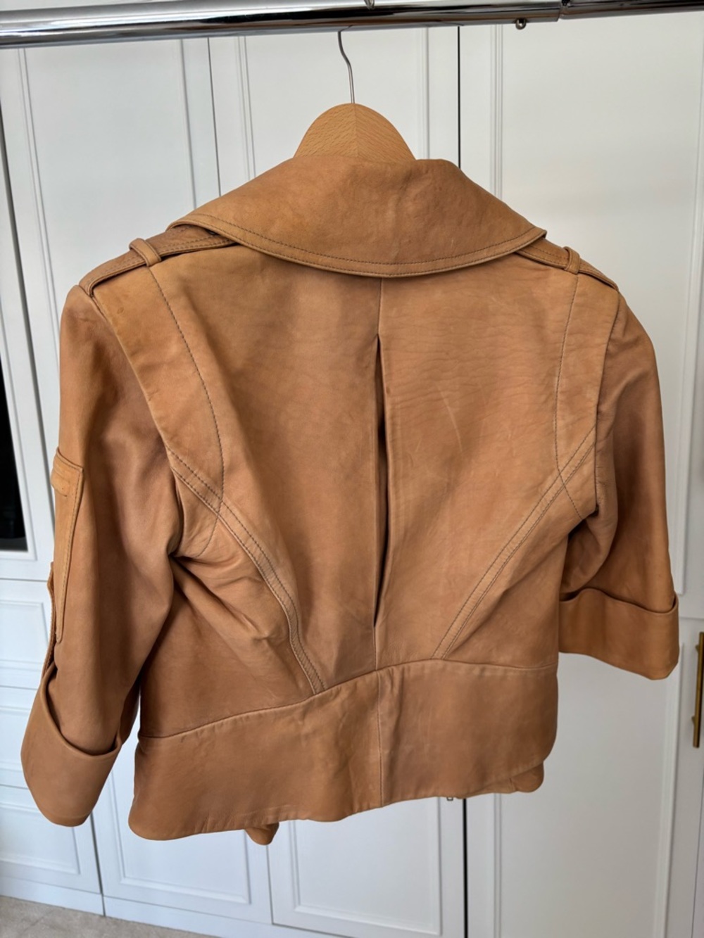 Donna Karan New York. Made in Italy. US4. 100% Lamb Short Sleeve Leather Jacket. - Picture 3 of 9